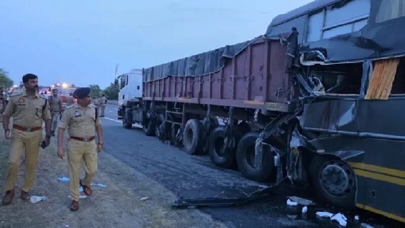 भीषण सड़क हादसा: गिट्टी से भरे ट्रेलर में घुसी तेज रफ्तार बस, 4 की मौत, 25 घायल