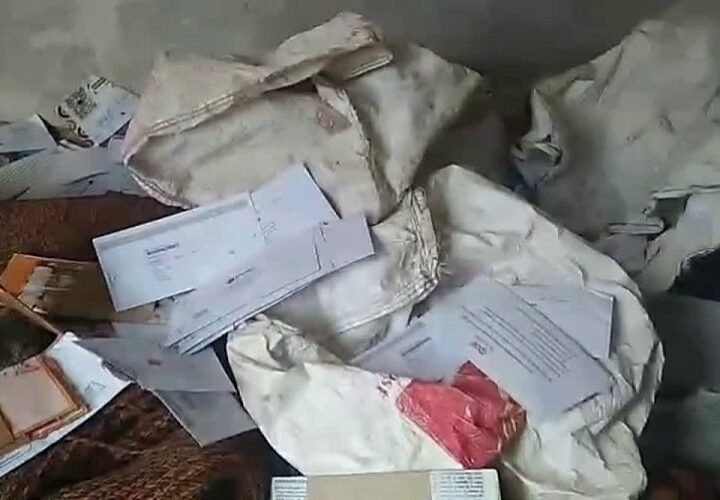 चमोली में डाक विभाग की बड़ी लापरवाही! पोस्टमैन के कमरे से बरामद हुईं डाक से भरी बोरियां, जांच के आदेश