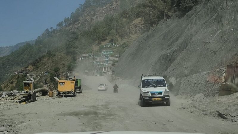 बारिश से उत्तराखंड में 34 सड़कें बंद, चमोली सबसे अधिक प्रभावित
