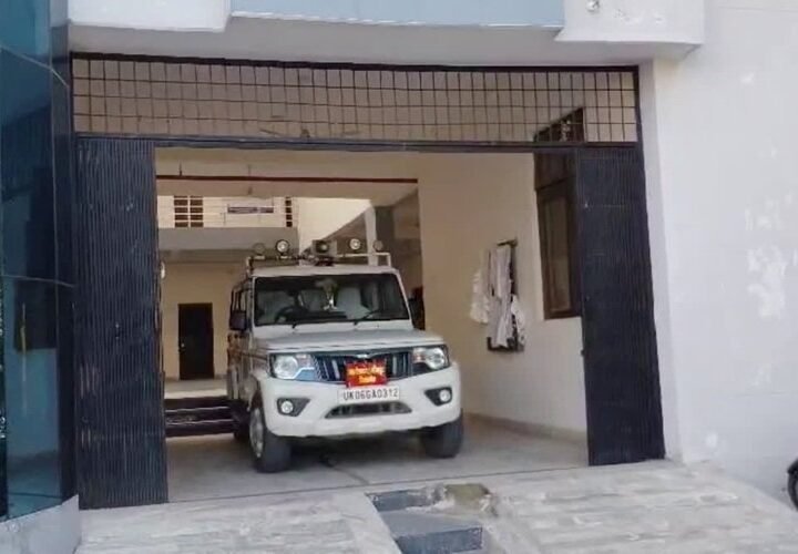 उत्तराखंड सितारगंज तहसील में विजिलेंस ट्रैप के बाद पूरी रात बवाल, राजस्व कर्मियों का अनिश्चितकालीन कार्य बहिष्कार