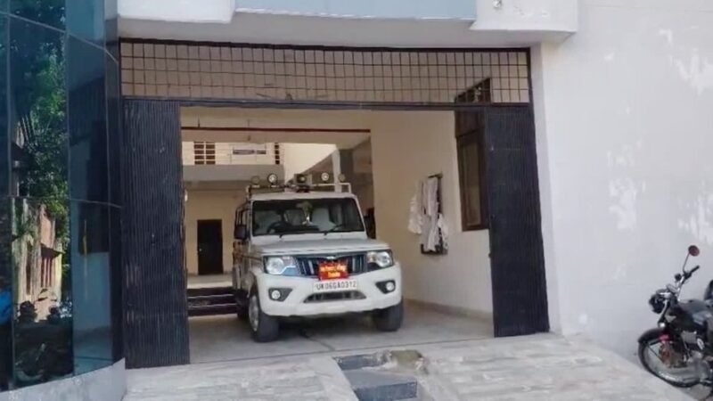 उत्तराखंड सितारगंज तहसील में विजिलेंस ट्रैप के बाद पूरी रात बवाल, राजस्व कर्मियों का अनिश्चितकालीन कार्य बहिष्कार