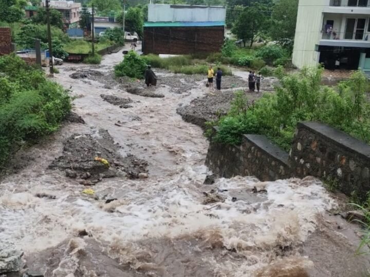 मालदेवता में 233 मिमी रिकॉर्ड बारिश, चारधाम यात्रा दो दिन के लिए स्थगित, कई हाईवे बंद
