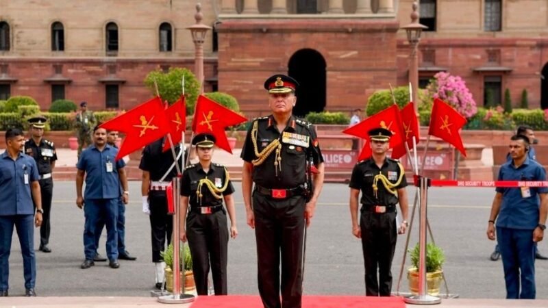 भारतीय सेना के 31वें प्रमुख बने जनरल धीरज सेठ, पिता को सैल्यूट कर निभाई परंपरा