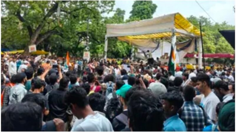 जंतर-मंतर पर फिर सजा मंच, जुटी हजारों की भीड़, CJP का संसद मार्च जारी