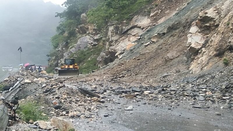 उत्तराखंड में बारिश का कहर जारी: पांच जिलों में ऑरेंज अलर्ट, कई जिलों में स्कूल बंद, भूस्खलन से मार्ग प्रभावित