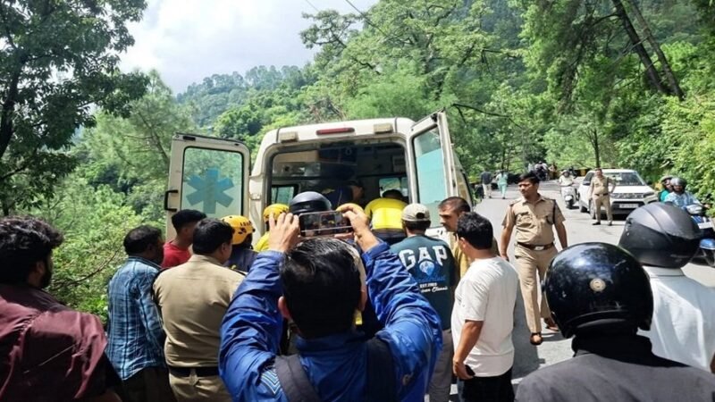उत्तराखंड : ज्योलीकोट के पास 40 मीटर गहरी खाई में गिरा वाहन, लखनऊ के छह पर्यटक घायल