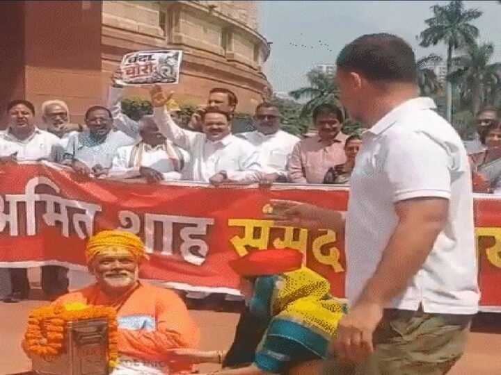 संसद परिसर में विपक्ष का अनोखा प्रदर्शन, साधु बने पप्पू यादव ने जुटाया ‘चढ़ावा’, राहुल-खड़गे ने डाले पैसे