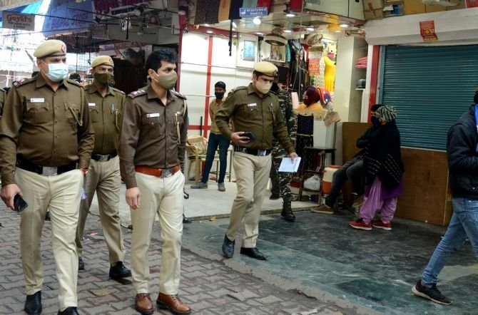 पुलिसकर्मियों पर हमला, आंखों में मिर्च पाउडर डालकर लाठी-डंडों से पीटा