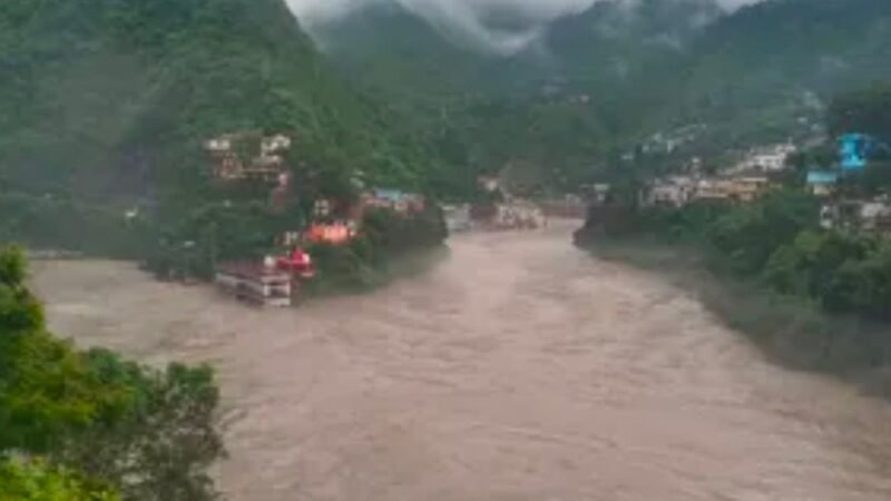 रुद्रप्रयाग में अलकनंदा चेतावनी स्तर पर, प्रशासन ने नदी किनारों से दूर रहने की दी सलाह