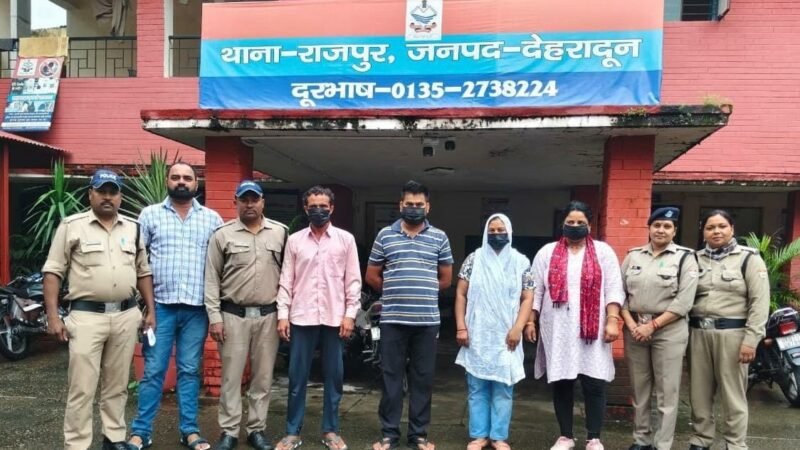नाबालिग बेटी को 2 लाख में बेचने वाली मां समेत चार आरोपी गिरफ्तार, अपहरण की झूठी कहानी का खुलासा