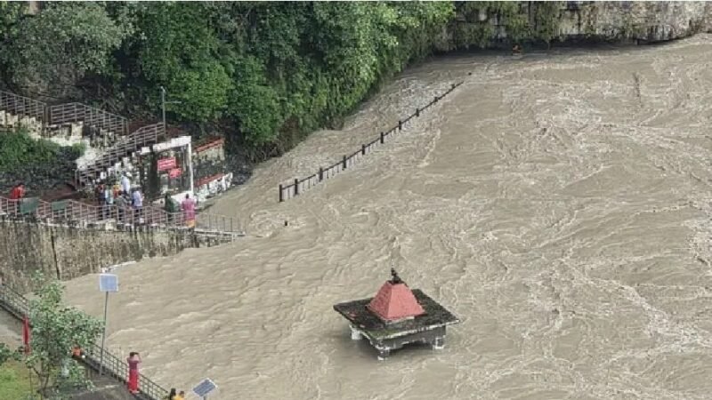 अलकनंदा चेतावनी स्तर से ऊपर, प्रशासन ने की नदी किनारों से दूर रहने की अपील
