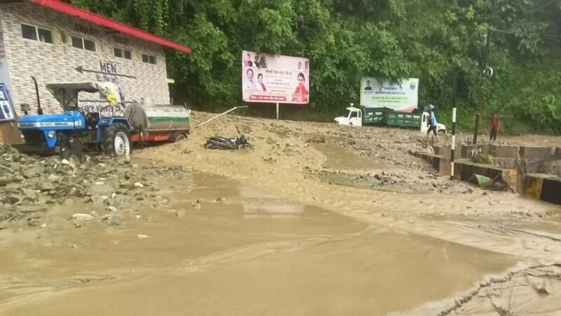 News Update : मूसलाधार बारिश से तबाही, केदारनाथ हाईवे पर गदेरे का सैलाब, कई वाहन मलबे में दबे