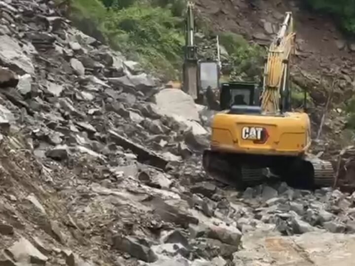 भूस्खलन से गंगोत्री और यमुनोत्री राष्ट्रीय राजमार्ग कई स्थानों पर बाधित, यात्रियों से सतर्क रहने की अपील