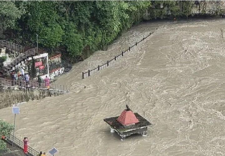 हाई अलर्ट पर उत्तराखंड: 85 सड़कें बंद, अलकनंदा-मंदाकिनी खतरे के निशान से ऊपर, मलबे में दबी कार