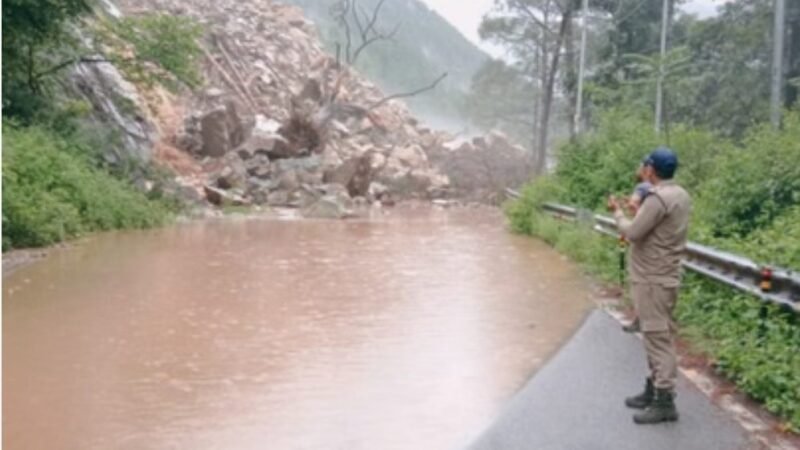 उत्तराखंड में बारिश का कहर जारी: 132 सड़कें बंद, नदियां चेतावनी रेखा के करीब, आज भी येलो अलर्ट