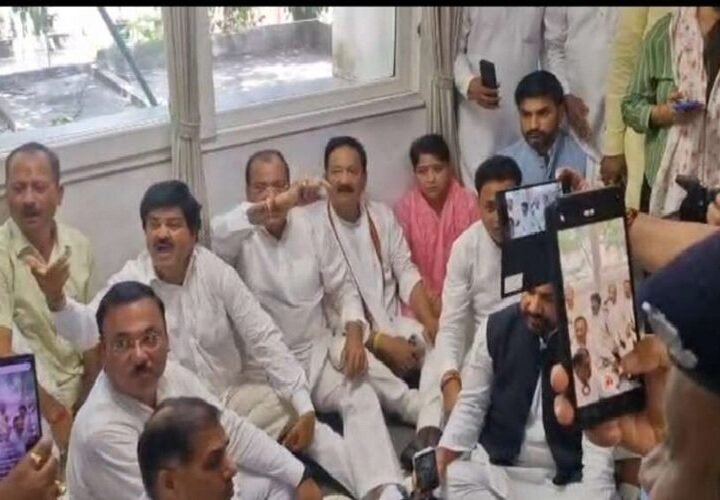खड़गे की रैली से पहले हल्द्वानी में कांग्रेस और पुलिस आमने-सामने, SSP कार्यालय में कांग्रेस का धरना 