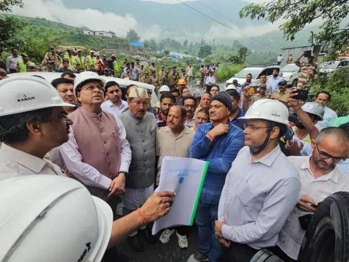 खराब मौसम के बीच पीपलकोटी पहुंचे सीएम धामी, टनल रेस्क्यू ऑपरेशन का लिया जायजा