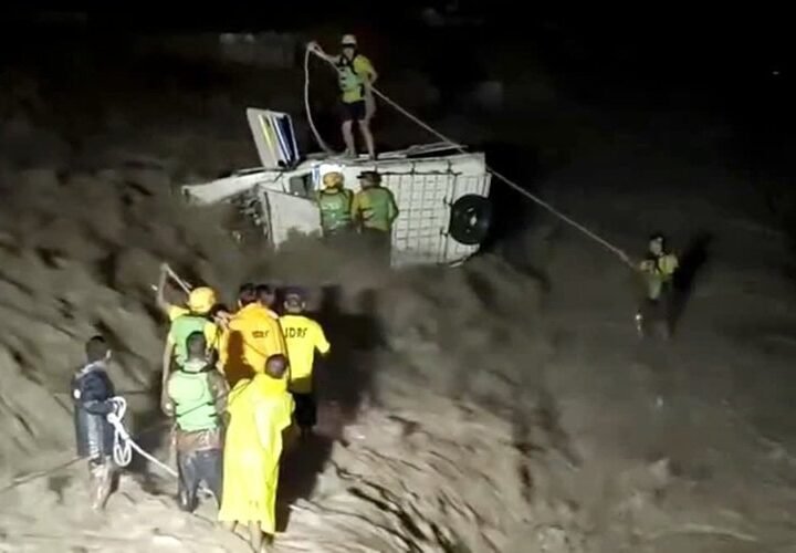 ऋषिकेश में उफनती बीन नदी में पलटा मैक्स वाहन, SDRF ने दो लोगों को बचाया