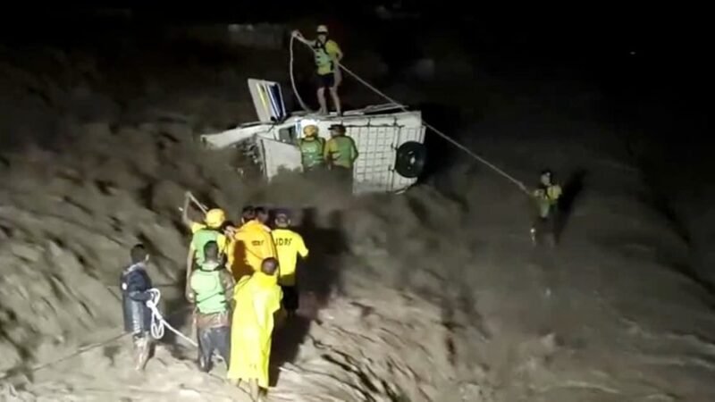 ऋषिकेश में उफनती बीन नदी में पलटा मैक्स वाहन, SDRF ने दो लोगों को बचाया