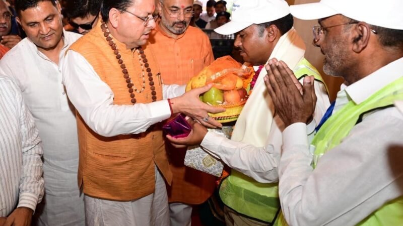 शिवभक्त कांवड़ियों का मुख्यमंत्री ने किया भब्य स्वागत पुलिस कर्मी एवं पर्यावरण मित्र सम्मानित