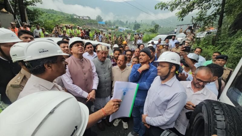 खराब मौसम के बीच पीपलकोटी पहुंचे सीएम धामी, टनल रेस्क्यू ऑपरेशन का लिया जायजा