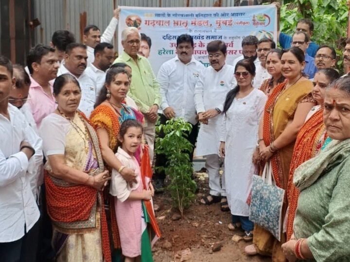 हरेला समापन पर मुंबई में गढ़वाल भ्रातृ मंडल ने किया वृक्षारोपण, महिलाओं को बांटे तुलसी के पौधे