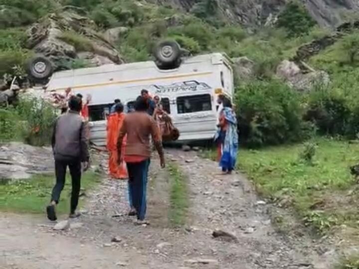 सोनगाड के पास ब्रेक फेल होने से टेंपो ट्रेवल्स पलटा, 17 यात्री थे सवार