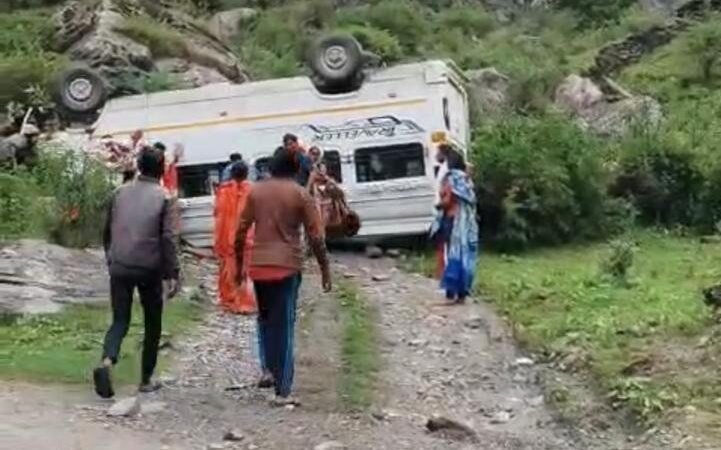 सोनगाड के पास ब्रेक फेल होने से टेंपो ट्रेवल्स पलटा, 17 यात्री थे सवार