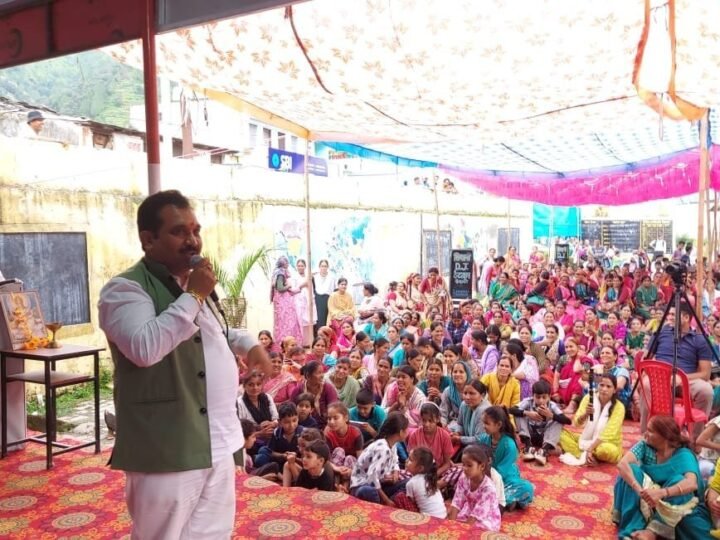 रक्षाबंधन पर बीरोंखाल में गूंजे लोकगीत और लोकनृत्य, कवींद्र इष्टवाल ने कहा : बहनों का विश्वास मेरी जिम्मेदारी