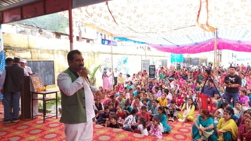 रक्षाबंधन पर बीरोंखाल में गूंजे लोकगीत और लोकनृत्य, कवींद्र इष्टवाल ने कहा : बहनों का विश्वास मेरी जिम्मेदारी