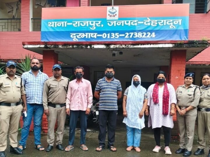 नाबालिग बेटी को 2 लाख में बेचने वाली मां समेत चार आरोपी गिरफ्तार, अपहरण की झूठी कहानी का खुलासा