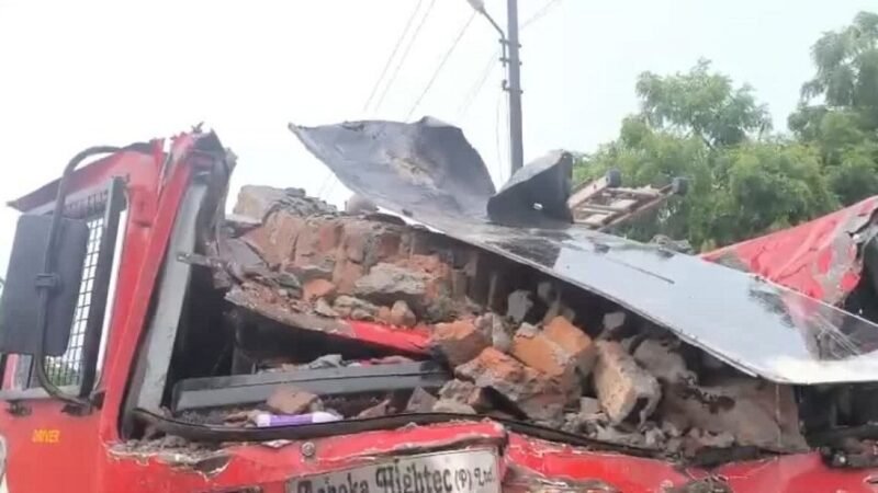 ग्रेटर नोएडा की इलेक्ट्रॉनिक चिप फैक्ट्री में भीषण आग, दीवार गिरने से दो फायरकर्मियों की मौत