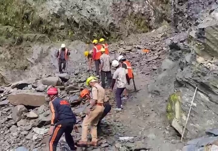 चीरबासा में पैदल मार्ग क्षतिग्रस्त, केदारनाथ यात्रा रोकी, मलबा और बोल्डर आने से बढ़ा खतरा