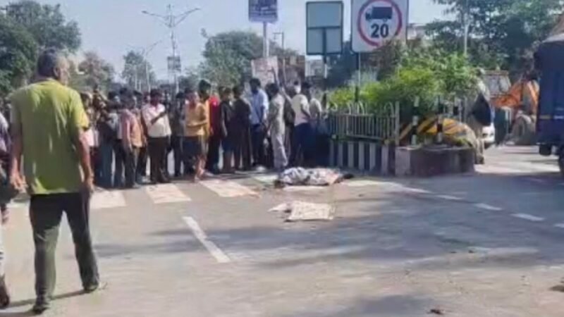 मोहब्बेवाला में सीमेंट लदा ट्रक पलटा, दो की मौत, दो घायल 