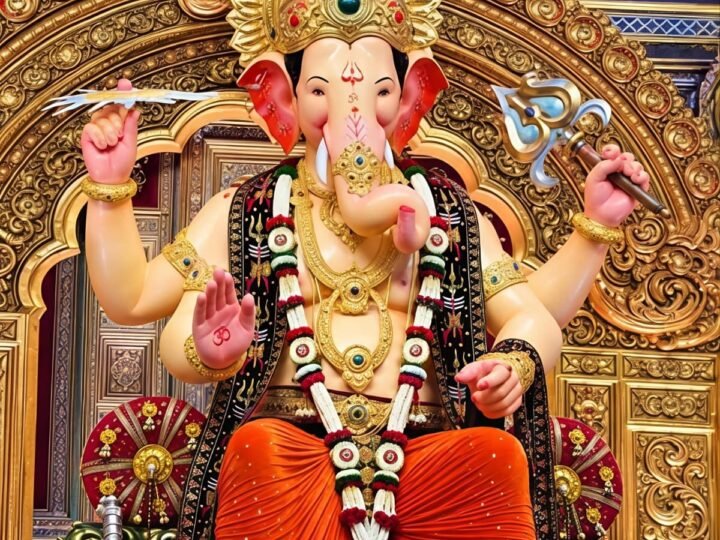 मुंबई में गूंजा गणपति बप्पा मोरया, लालबागचा राजा की पहली झलक ने मोहा मन