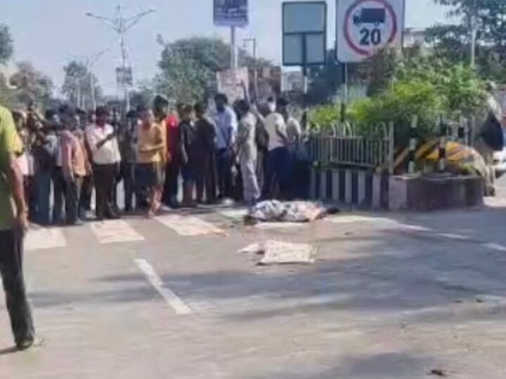 मोहब्बेवाला में सीमेंट लदा ट्रक पलटा, दो की मौत, दो घायल 