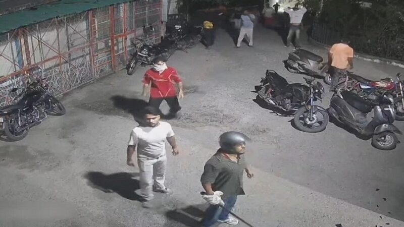 जिला अस्पताल की इमरजेंसी में चले लाठी-डंडे, धारदार हथियार लेकर पहुंचे, हमलावरों ने तोड़े शीशे