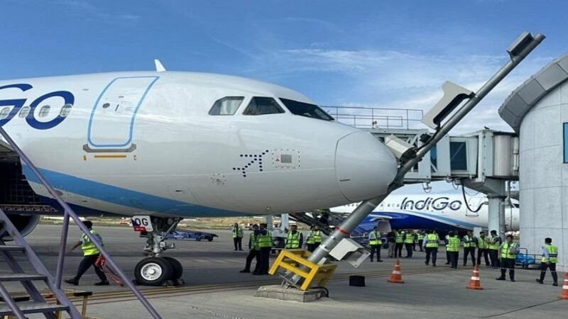 श्रीनगर एयरपोर्ट पर पार्किंग के दौरान VDGS पोल से टकराया इंडिगो विमान, सभी यात्री सुरक्षित