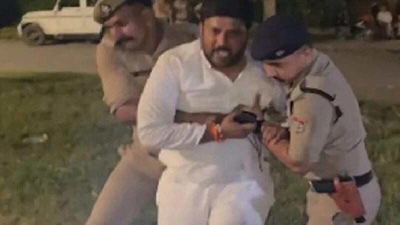 स्ट्रांग रूम के बाहर बैठने को लेकर हंगामा, कांग्रेस प्रत्याशी को पुलिस ने हटाया