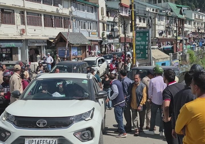 मसूरी में पर्यटकों की भारी भीड़ से थमी रफ्तार, देहरादून से पहुंचने में लग रहे घंटों