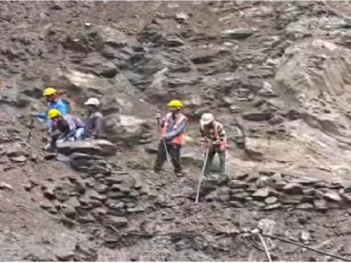 केदारनाथ पैदल मार्ग बंद: चीरबासा में मलबा और पत्थर गिरने से रास्ता अवरुद्ध, गौरीकुंड में रोके गए यात्री