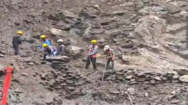 केदारनाथ पैदल मार्ग बंद: चीरबासा में मलबा और पत्थर गिरने से रास्ता अवरुद्ध, गौरीकुंड में रोके गए यात्री