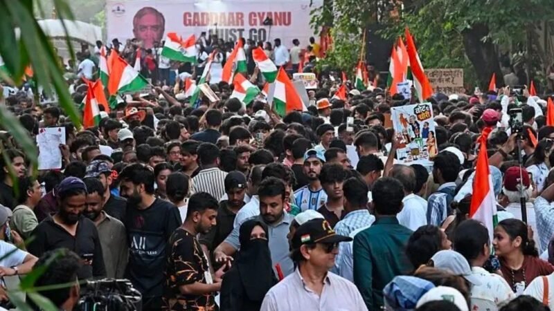 दिल्ली में ममता बनर्जी और अरविंद केजरीवाल हिरासत में, चुनाव आयोग के खिलाफ प्रदर्शन से पहले पुलिस की कार्रवाई