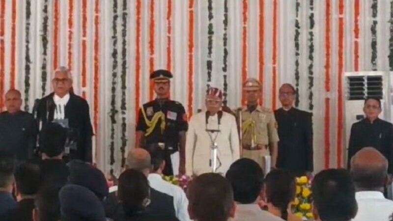 उत्तराखंड के नए राज्यपाल बने डॉ. ढाल सिंह बिसेन, हाईकोर्ट के मुख्य न्यायाधीश ने दिलाई पद एवं गोपनीयता की शपथ