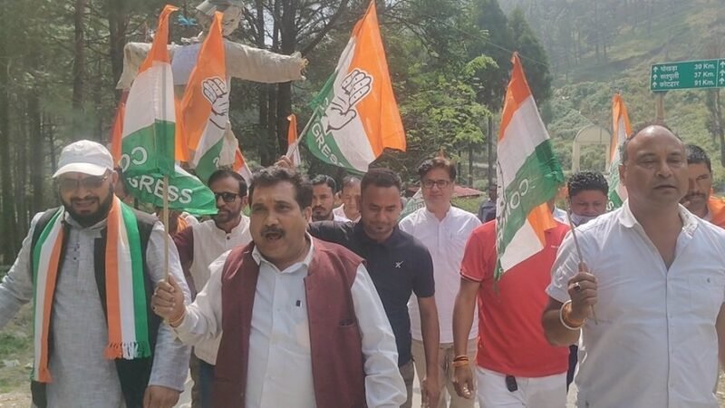 चौबट्टाखाल में कांग्रेस का प्रदर्शन, मुख्य चुनाव आयुक्त के खिलाफ पुतला दहन